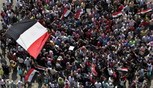 المصريون يواصلون اعتصامهم بالميادين تنديدا بالحكم المخفف على مبارك 