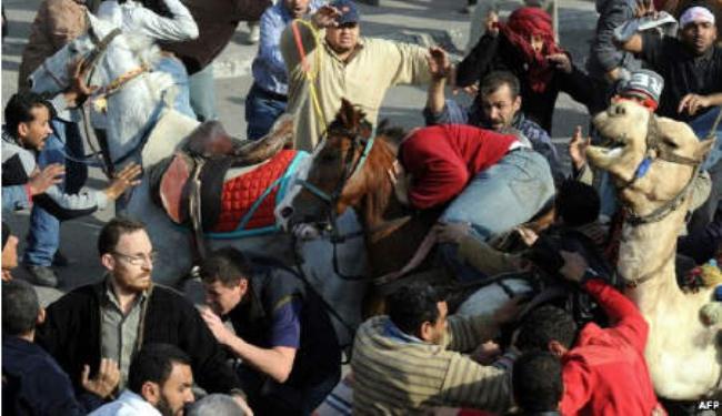 شفيق يمثل امام المحكمة في قضية موقعة الجمل