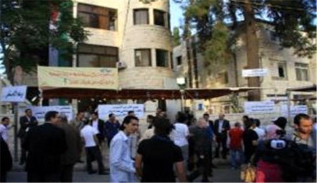 فنانو الاردن يتظاهرون ضد بطانة الملك ورئيس الحكومة