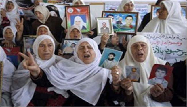الاحتلال يستخدم أهالي الأسرى للضغط عليهم نفسيا