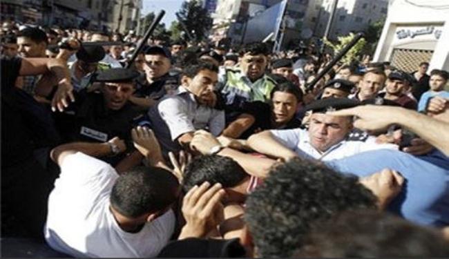 فلسطينيون امام مقر عباس 