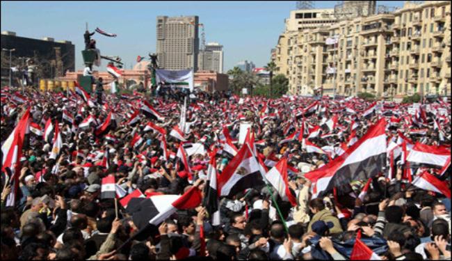 شباب الثورة المصرية يدعمون قرار مرسي بإعادة البرلمان