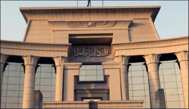 المحكمة الدستورية في مصر توقف قرار مرسي بإعادة البرلمان