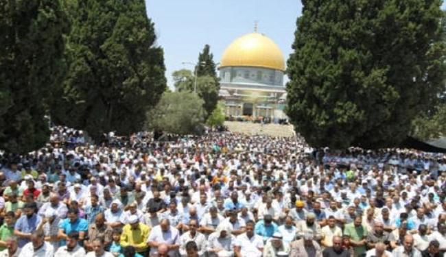 مئات آلاف المصلين بالمسجد الأقصي في جمعة الوداع