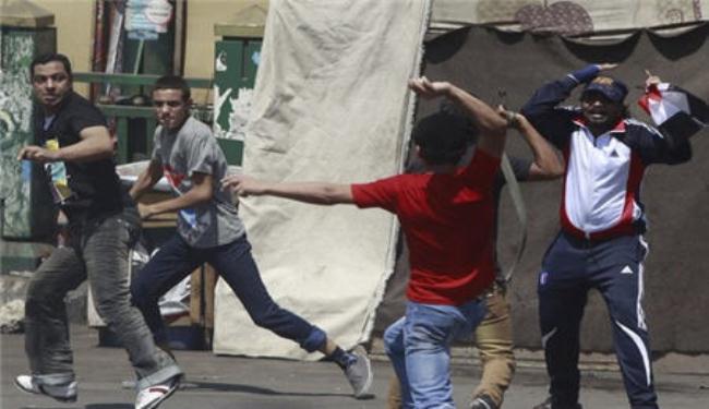 اشتباكات بميدان التحرير بين مؤيدي ومعارضي الرئيس المصري 