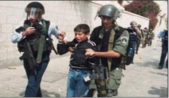 جنود الاحتلال يتسلون بالاساءة الى الاطفال الفلسطينيين