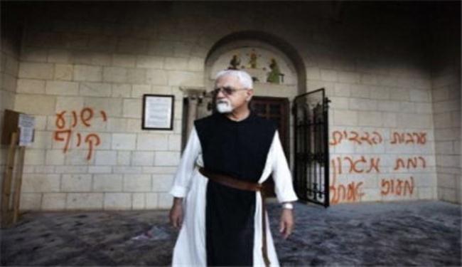 مستوطنون يحرقون باب دير بالقدس المحتلة