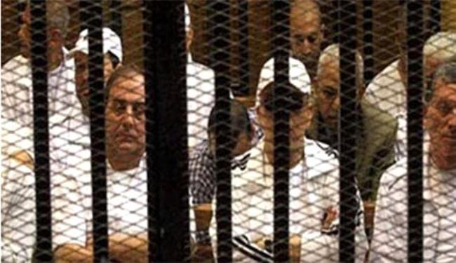 محكمة مصرية تبرئ ضباطا متهمين بقتل الثوار