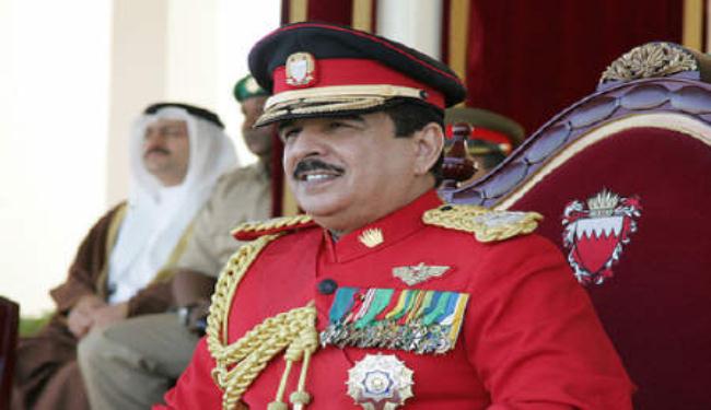 ملك البحرين يتوعد المتظاهرين ويصفهم بـ