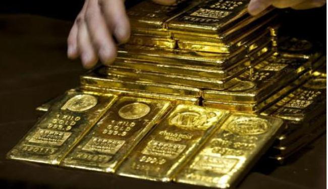 الذهب يستقر مع صعود الدولار بسبب مخاوف مالية أمريكية