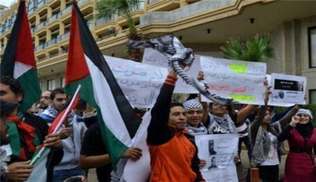 فلسطينيون يعتصمون أمام سفارة بلادهم في بيروت