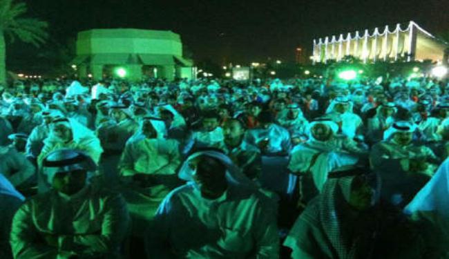 آلاف الكويتيين يحتجون على التعديل الانتخابي