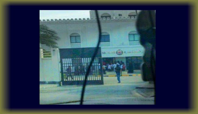 الامن البحريني يحتجز حافلة أطفال بطلابها