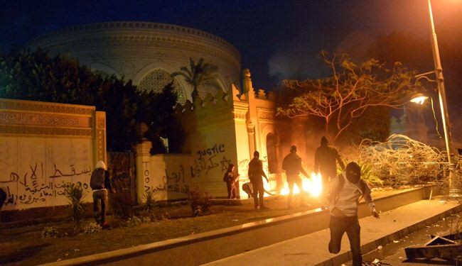 متظاهرون يهاجمون القصر الرئاسي بمصر وسط تحذيرات
