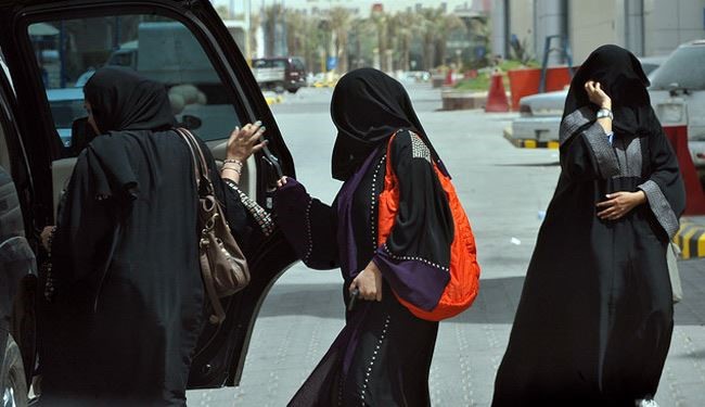 عريضة بتوقيع ثلاثة آلاف سعودي تطالب بقيادة المرأة للسيارة