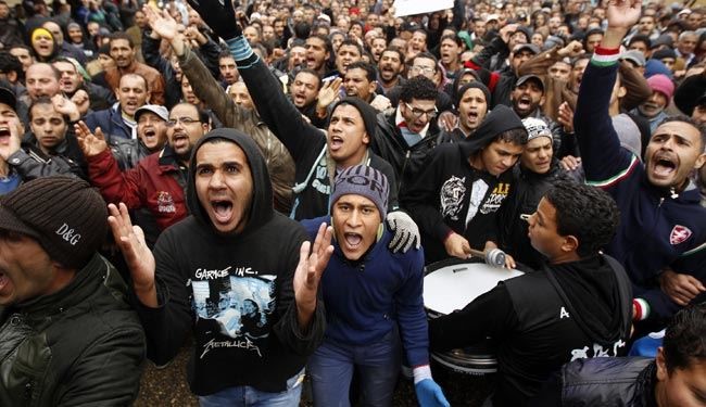 جرحى في اشتباكات امام مقر الاخوان بالقاهرة