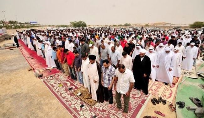 نماز باشکوه بحرینی‌ها در مسجد ویران شده