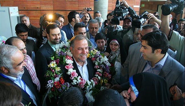 عودة عالم إيراني كان معتقلاً باميركا الى طهران+صور
