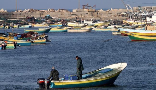 زوارق الاحتلال تطلق النار باتجاه قوارب الفلسطينيين