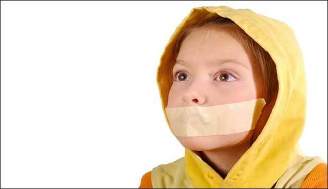 معلمة تضع شريطا لاصقا على أفواه التلاميذ الثرثارين!