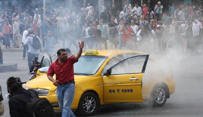 اطلاق غازات مسيلة للدموع على متظاهرين في انقرة