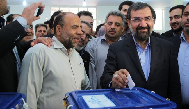 المرشح الرئاسي رضائي يدلي بصوته في طهران