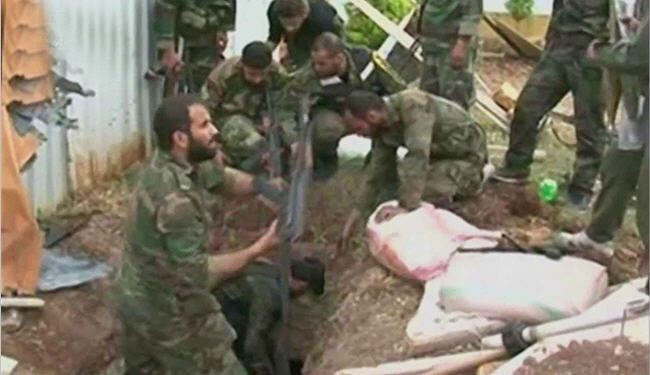 مسلح مدمن يخرج من نفقه بعد ايام من سقوط القصير!