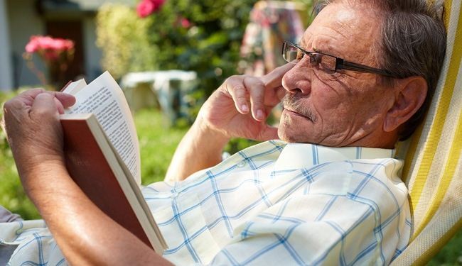 دراسة: القراءة المنتظمة قد تزيح شبح «ألزهايمر»