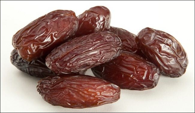 الماء والتمر لبداية إفطار صحي