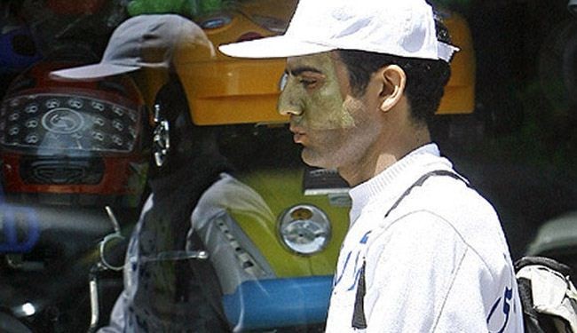 إيراني يؤدي تمثيلية صامتة على أعلى مسرح بالعالم