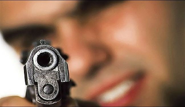 عريس اردني بحفلة زفافه يطلق النار على والده