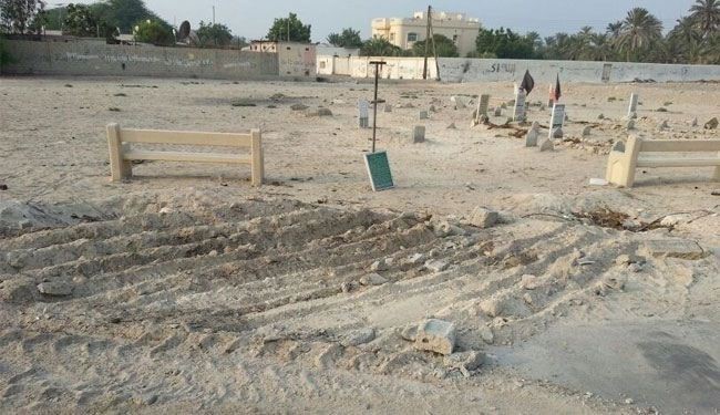 شخم زدن قبرستانی در بحرین با بولدوزر + عکس