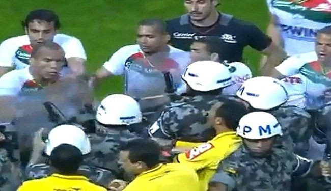 حكم يستدعي قوات مكافحة الشغب عقب احتجاجات على ركلة جزاء
