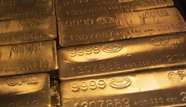 الذهب يهوي 2.6 بالمائة والسوق تراقب سوريا