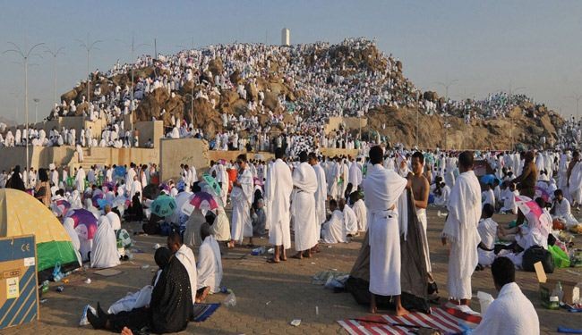 حجاج بيت الله يفدون الى منى في اول أيام عيد الاضحى