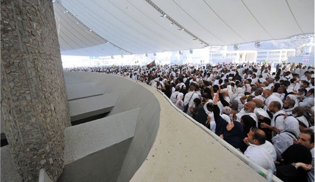 حجاج بيت الله الحرام يواصلون تأدية مناسكهم