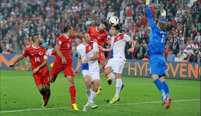 هولندا تهدي رومانيا بطاقة الملحق