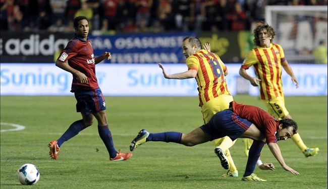 اوساسونا يفرمل برشلونة ويسدي خدمة لريال مدريد قبل الكلاسيكو