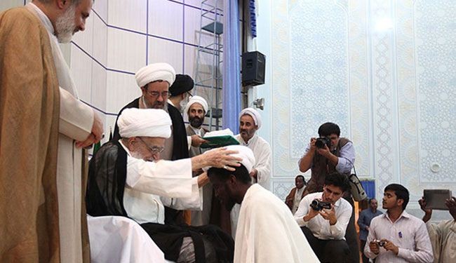 قُبلة من علَم شامخ على يد طالب مهاجر