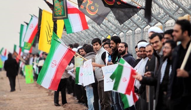سلسلة بشرية تحيط بموقع فوردو النووي الإيراني