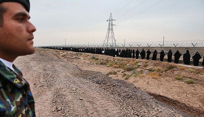 بالصور . سلسلة بشرية حول منشأة فوردو النووية