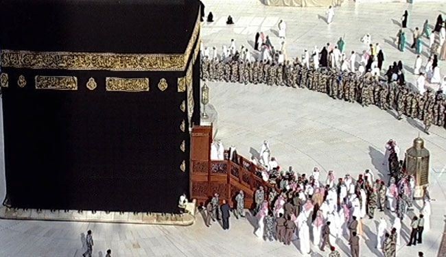 استهجان لقيام مطرب وزوج مطربة بغسل الكعبة
