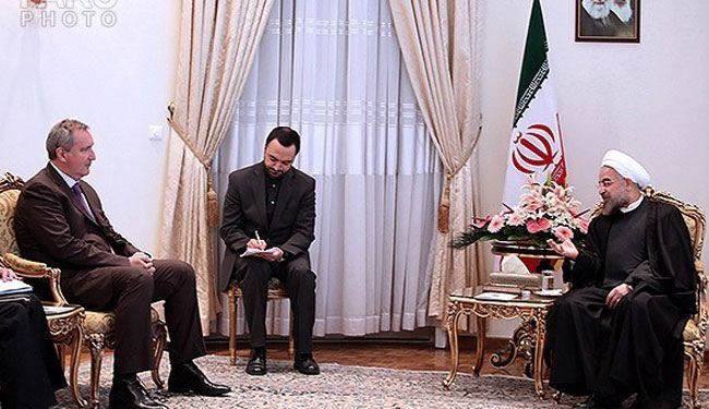 روحاني : نسعی لحل موضوع ايران النووي في اطار القوانین