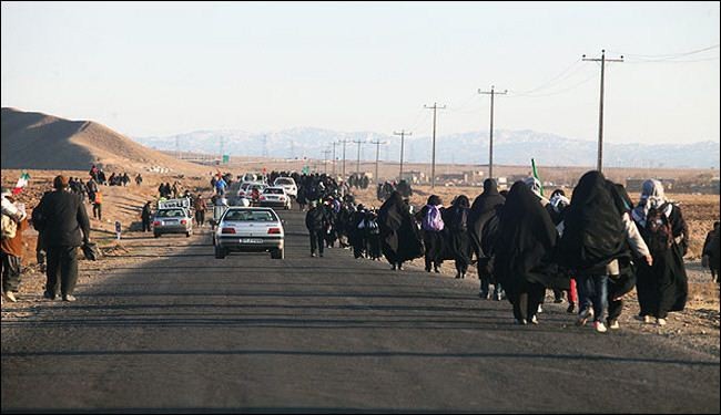 بالصور..توجه الزوار لمدينة مشهد سيرا على الاقدام