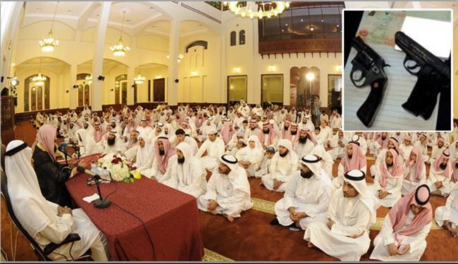 مسلح كويتي يدخل مسجداً ويطالب بالتبرع لسوريا أو يقتل الخطيب!