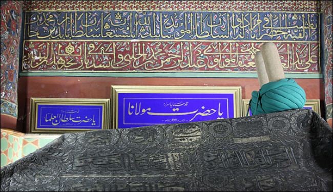 نائب كويتي يطالب بمنع شاعر مات منذ قرون من دخول البلاد