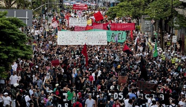 استقبال متفاوت از جام جهانی در برزیل + عکس
