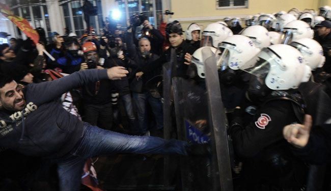 الشرطة التركية تفرق بالقوة متظاهرين امام البرلمان في انقرة