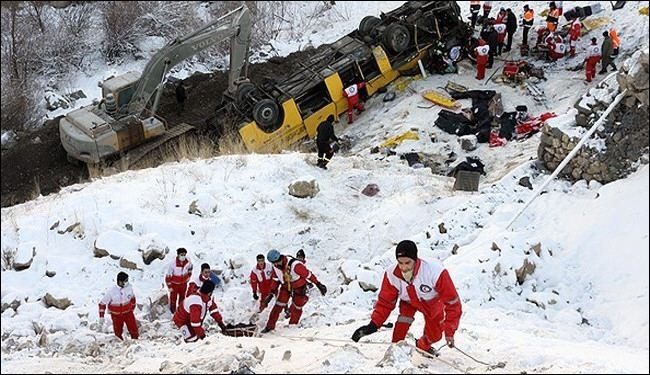 مقتل 15 شخصا اثر سقوط حافلة بواد شمالي طهران