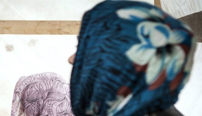 أربعة رجال أحدهم سعودي يتناوبون على لاجئة سورية